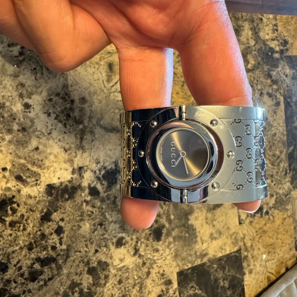 Gucci womans silver watch like brand new never used